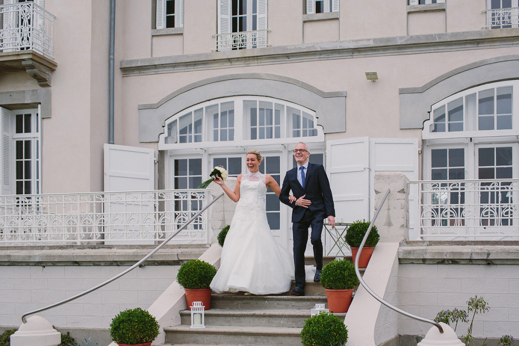 045-france-destination-wedding-bride-with-father-walking-down-the-aisle