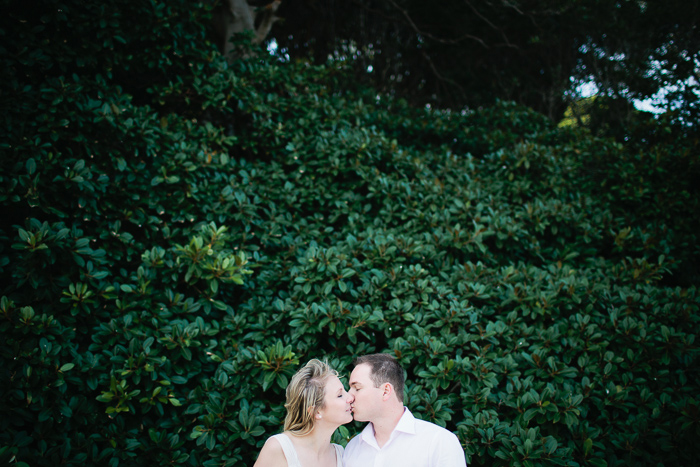 aaron-and-jess-kissing-in-front-of-a-tree