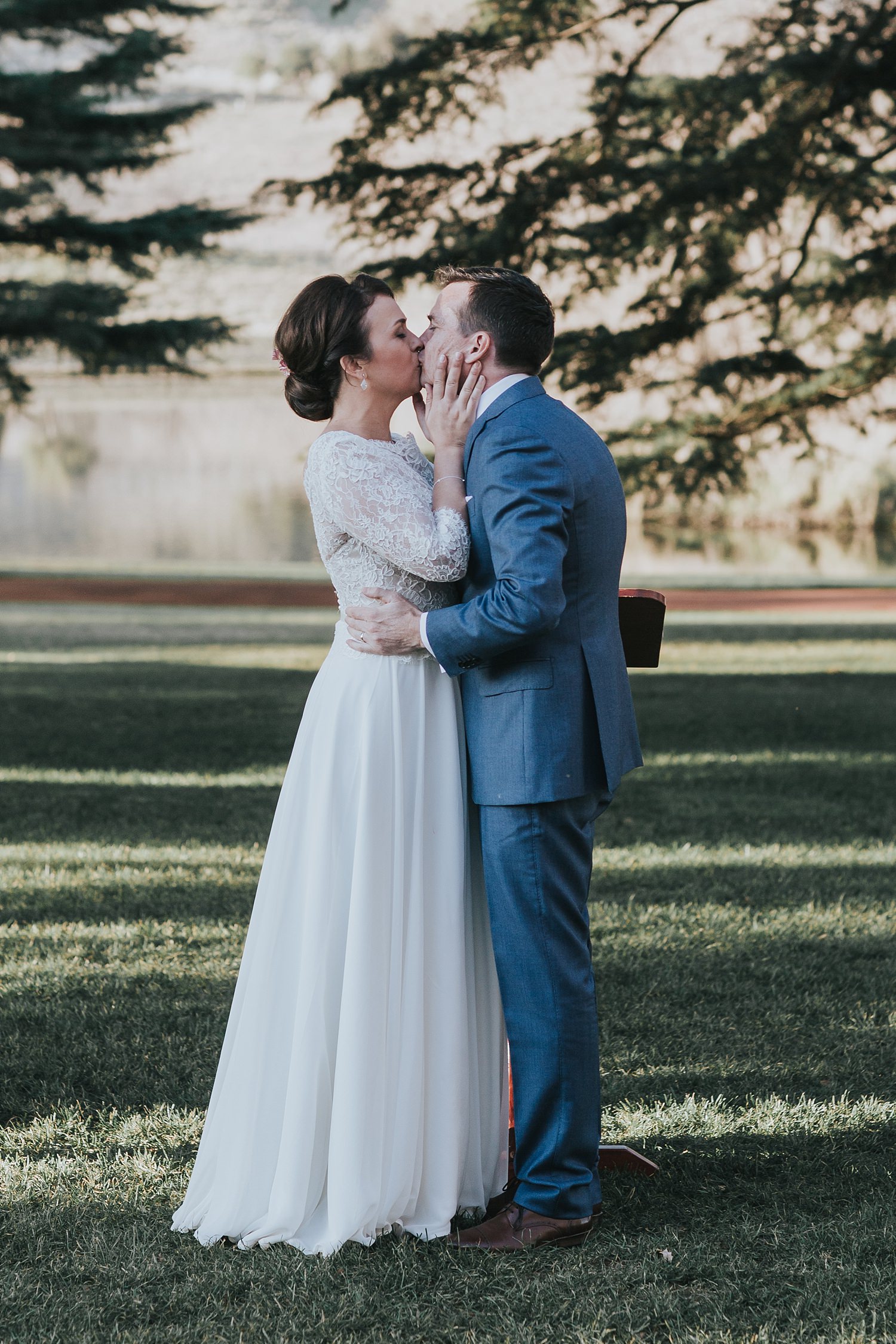first kiss for the married couple at bendooley estate